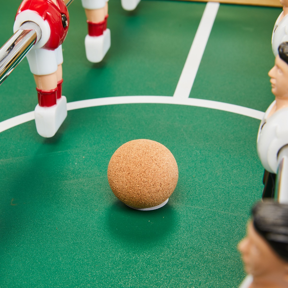 Balle en liège au centre d'un babyfoot