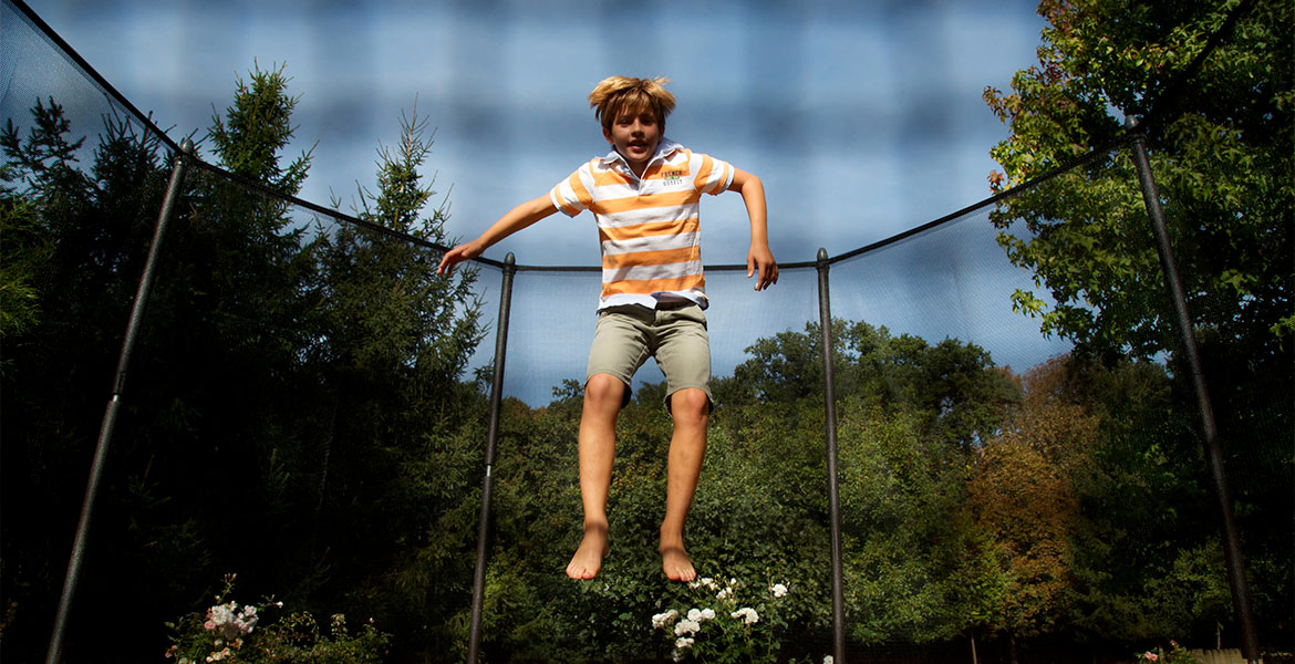 Un Enfant Saute Sur Un Trampoline Intérieur Pour Apprendre Et Développer  Ses Habiletés Physiques. Banque D'Images et Photos Libres De Droits. Image  92689604