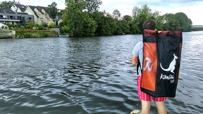 stand up paddle gonflable rangé dans le sac à dos pour un transport facile et rapide