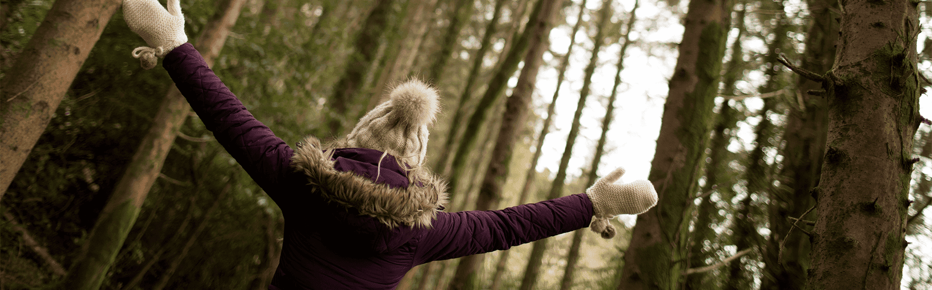 Femme energique dans la foret