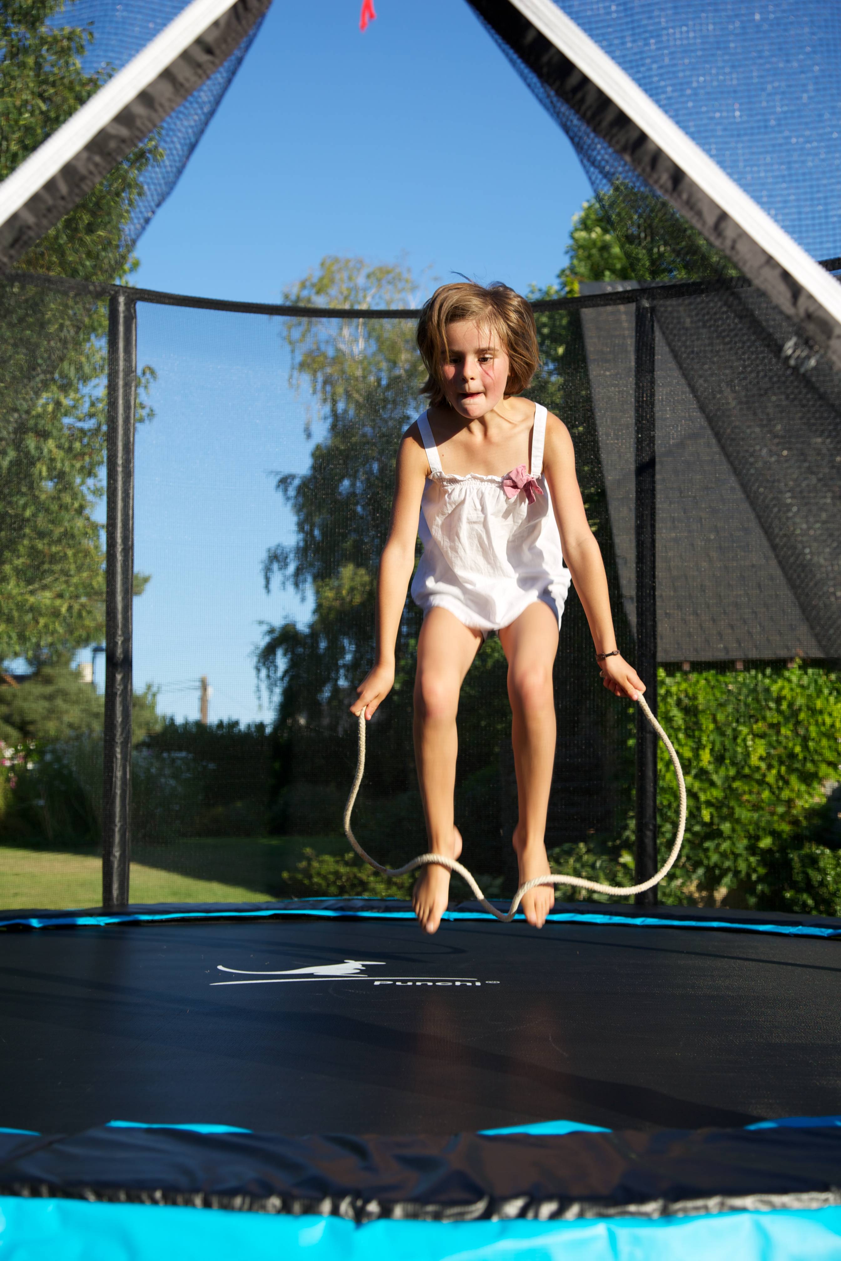 enfant faisant du sport avec un trampoline