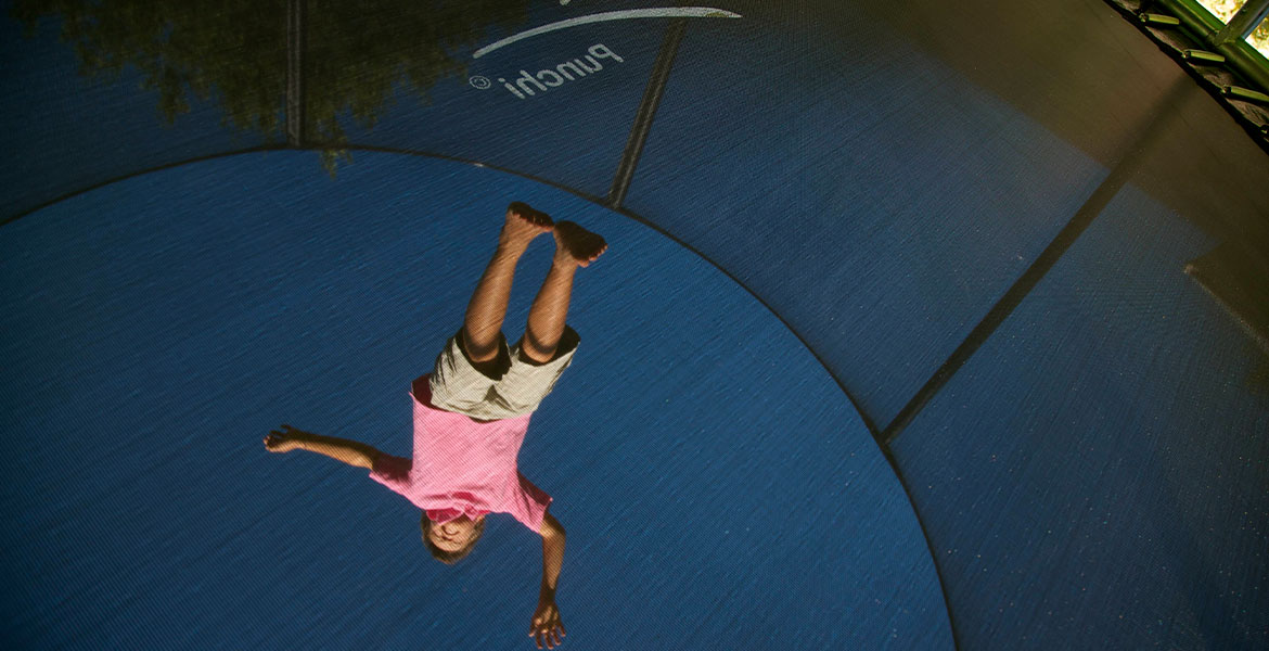 Enfant sautant sur un trampoline