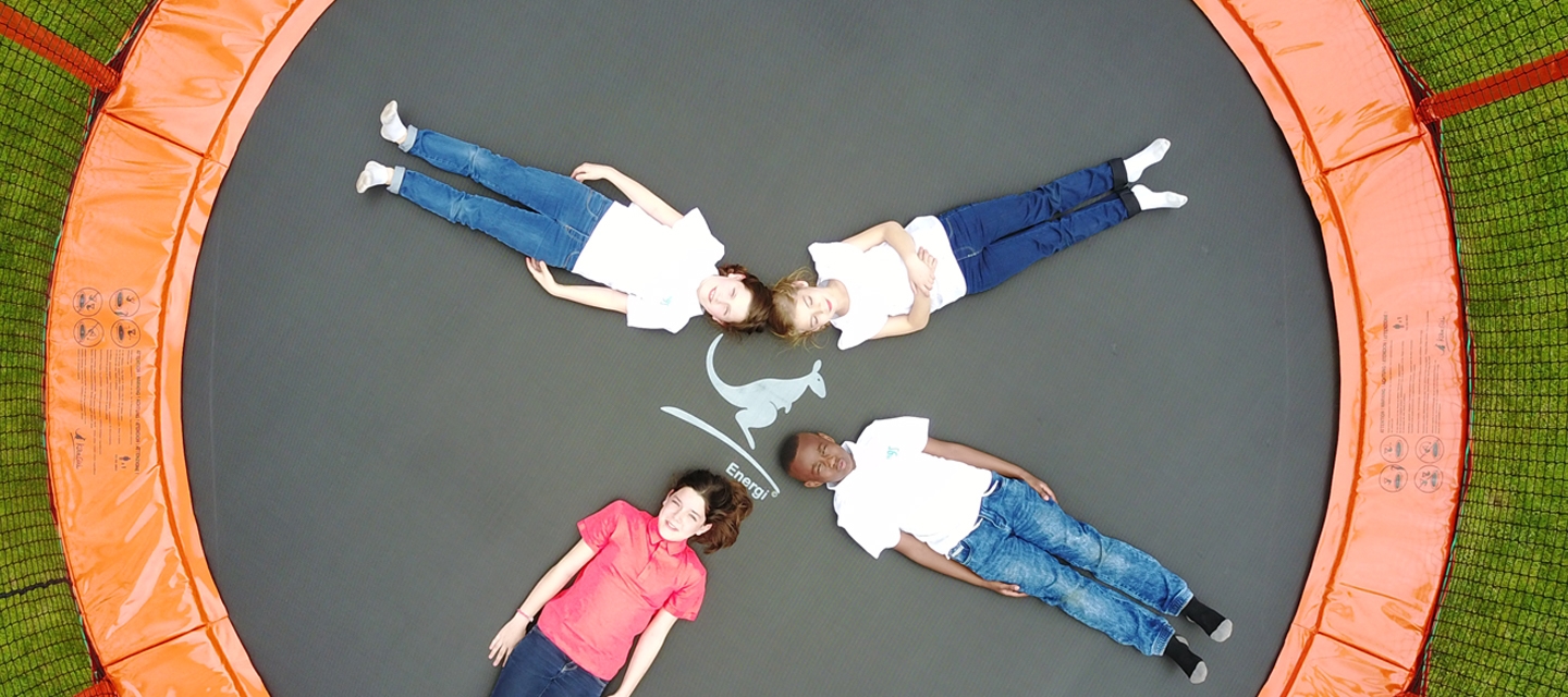 enfants allongé dans un trampoline de jardin Energi +