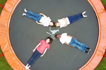 enfants allongés sur un trampoline professionnel Energi + Kangui