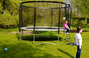 trampoline famili dans un jardin avec enfants
