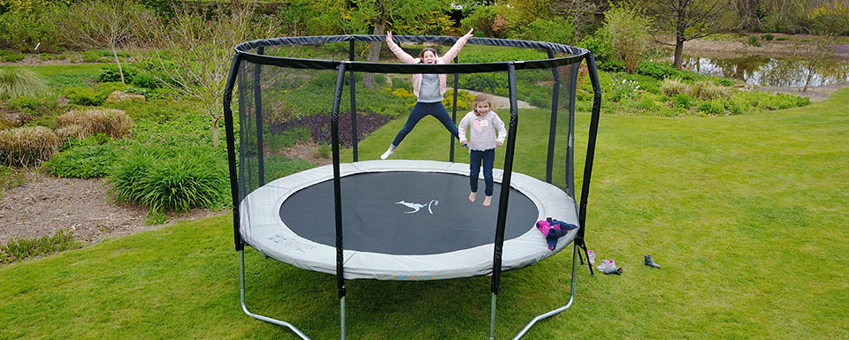 Trampoline avec enfants