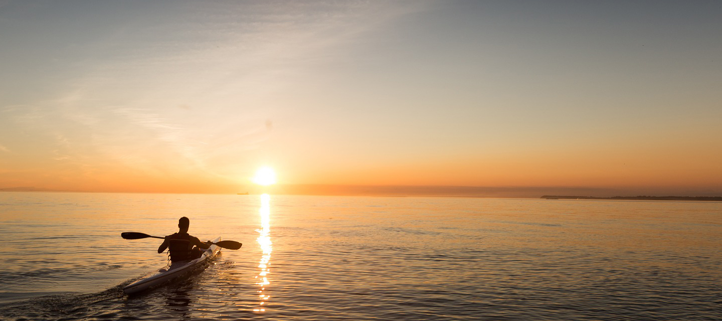 kayak sur la mer au couche du soleil kayak sur la mer au couche du soleil