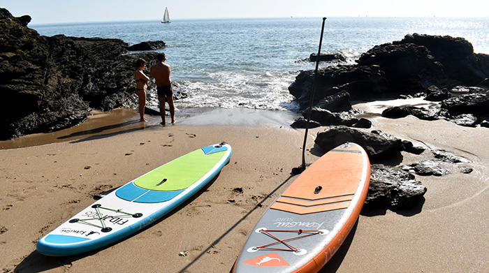 planche stand up paddle bali et fidji posées sur une plage