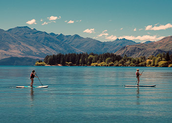 installation et gonflage des paddles kangui sur une plage