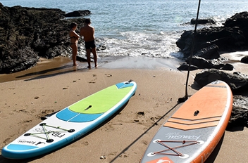 installation et gonflage des paddles kangui sur une plage